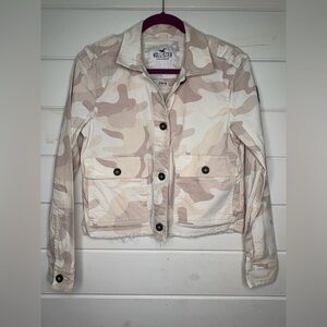 Hollister light tan camo cropped jacket size medium